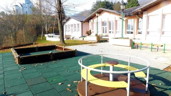ТРАГЕДИЈА У ВЛАДИЧИНОМ ХАНУ: Дете прогутало жир у вртићу и умрло ТРАГЕДИЈА У ВЛАДИЧИНОМ ХАНУ: Дете прогутало жир у вртићу и умрло