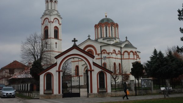 ЧУДОТВОРНЕ МОШТИ ТУМАНСКИХ СВЕТИТЕЉА У ТРСТЕНИКУ: Храм Свете Тројице биће пун верника наредна четири дана(ФОТО) ЧУДОТВОРНЕ МОШТИ ТУМАНСКИХ СВЕТИТЕЉА У ТРСТЕНИКУ: Храм Свете Тројице биће пун верника наредна четири дана(ФОТО)