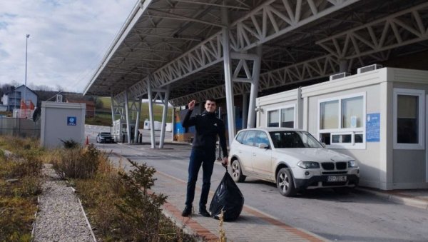 СРЕЋНА ТИ СЛОБОДА, ЈУНАЧЕ! Никола са три подигнута прста на административном прелазу (ФОТО) СРЕЋНА ТИ СЛОБОДА, ЈУНАЧЕ! Никола са три подигнута прста на административном прелазу (ФОТО)