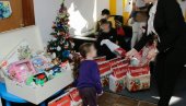 SVE ZA DEČJI OSMEH: Novogodišnji paketići za decu iz Sigurne kuće (FOTO) SVE ZA DEČJI OSMEH: Novogodišnji paketići za decu iz Sigurne kuće (FOTO)
