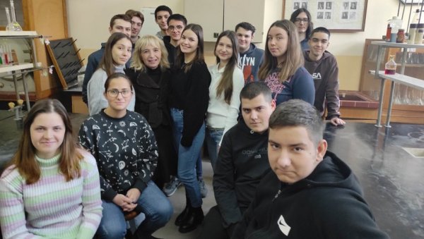 ОВАКВА НОВОГОДИШЊА ЈЕЛКА НЕ ВИЂА СЕ СВАКИ ДАН: Неготински гимназијалци направили украс од епрувета, молекула и атома (ФОТО) ОВАКВА НОВОГОДИШЊА ЈЕЛКА НЕ ВИЂА СЕ СВАКИ ДАН: Неготински гимназијалци направили украс од епрувета, молекула и атома (ФОТО)