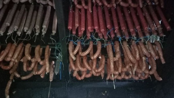 АКО ТРЕБА И СТРАЖЕ ЗБОГ КРАЂЕ МЕСА: Свињокољ у лозничком и шабачком крају у пуном јеку, а домаћини стрепе због лопова (ФОТО) АКО ТРЕБА И СТРАЖЕ ЗБОГ КРАЂЕ МЕСА: Свињокољ у лозничком и шабачком крају у пуном јеку, а домаћини стрепе због лопова (ФОТО)