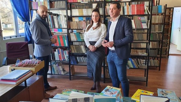 И ДИЈАСПОРА УЛАЖЕ У ЗНАЊЕ: Привредник из Немачке даровао школи у Прибоју школску лектиру и спортске реквизите И ДИЈАСПОРА УЛАЖЕ У ЗНАЊЕ: Привредник из Немачке даровао школи у Прибоју школску лектиру и спортске реквизите