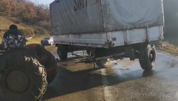 УКЛОЊЕНА БАРИКАДА НА МЕРДАРУ: Очекује се уклањање и других (ВИДЕО) УКЛОЊЕНА БАРИКАДА НА МЕРДАРУ: Очекује се уклањање и других (ВИДЕО)