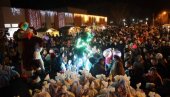 НОВОГОДИШЊИ НОЋНИ  БАЗАР У ЖИТИШТУ: Светлећи кловнови и роботи на журци уз Деда Мраза (ФОТО)