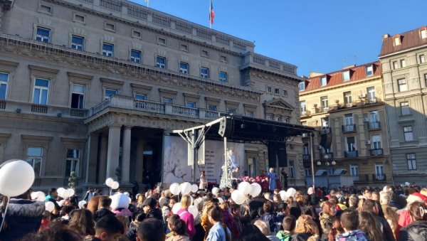 ОСМЕХ НА ЛИЦУ, БАЛОНИ У РУКАМА: Новогодишња манифестација у центру Београда - малишани се окупили у великом броју (ФОТО) ОСМЕХ НА ЛИЦУ, БАЛОНИ У РУКАМА: Новогодишња манифестација у центру Београда - малишани се окупили у великом броју (ФОТО)