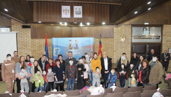 НОВОГОДИШЊИ ПРИЈЕМ ЗА ДЕЦУ СА АУТИЗМОМ: Размењени поклони и најлепше жеље НОВОГОДИШЊИ ПРИЈЕМ ЗА ДЕЦУ СА АУТИЗМОМ: Размењени поклони и најлепше жеље