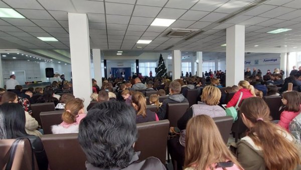 ДОБИЛИ ПО ПАКЕТИЋ И 10 ХИЉАДА ДИНАРА: Градоначелник Лознице обрадовао децу лошег материјалног положаја ДОБИЛИ ПО ПАКЕТИЋ И 10 ХИЉАДА ДИНАРА: Градоначелник Лознице обрадовао децу лошег материјалног положаја