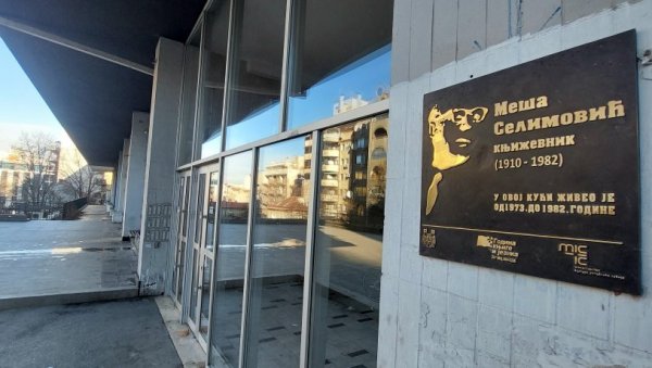 ТИХИ ПОВРАТАК ВЕЛИКОГ ПИСЦА: После три године од крађе постављена нова спомен-плоча Меши Селимовићу, у Јовановој 39 у Београду ТИХИ ПОВРАТАК ВЕЛИКОГ ПИСЦА: После три године од крађе постављена нова спомен-плоча Меши Селимовићу, у Јовановој 39 у Београду