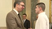 ПРЕДСЕДНИК НИКОЛИ ПОНУДИО ПОСАО: Имам две понуде за тебе, изабери шта желиш ПРЕДСЕДНИК НИКОЛИ ПОНУДИО ПОСАО: Имам две понуде за тебе, изабери шта желиш