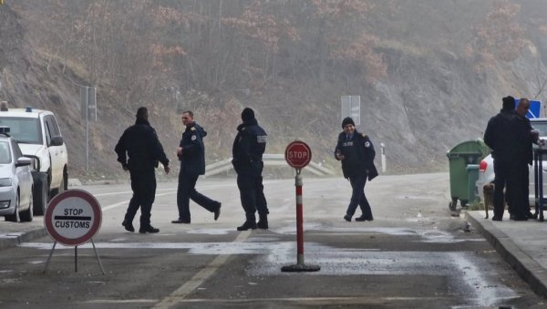 АЛБАНЦИ НЕ ДОЗВОЉАВАЈУ ДА СЕ УЂЕ НА КОСОВО И МЕТОХИЈУ: Блокада на Јарињу и Брњаку