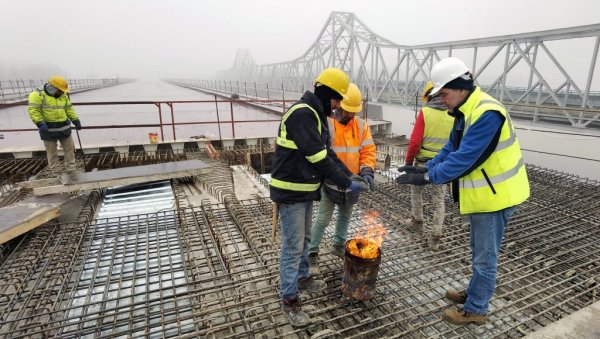 ЈОШ САМО МАЛО ДО БЕТОНСКОГ ЗАГРЉАЈА: Репортери Новости на градилишту у Сремској Рачи, где се над Савом подиже 1.320 м дуг мост (ФОТО) ЈОШ САМО МАЛО ДО БЕТОНСКОГ ЗАГРЉАЈА: Репортери Новости на градилишту у Сремској Рачи, где се над Савом подиже 1.320 м дуг мост (ФОТО)