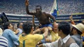 FUDBAL SE ZOVE - PELE: Planeta se sa divljenjem oprašta od Brazilca, kralja najlepše igre (FOTO/VIDEO) FUDBAL SE ZOVE - PELE: Planeta se sa divljenjem oprašta od Brazilca, kralja najlepše igre (FOTO/VIDEO)