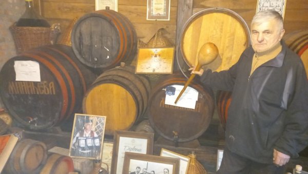 ЦАНЕТОВА РАКИЈА СВЕТСКА БАШТИНА: Шљивовица чачанског домаћина нас представља пред УНЕСКОМ (ВИДЕО) ЦАНЕТОВА РАКИЈА СВЕТСКА БАШТИНА: Шљивовица чачанског домаћина нас представља пред УНЕСКОМ (ВИДЕО)