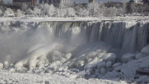 НЕВЕРОВАТНИ ПРИЗОРИ: Након зимске олује заледили се и Нијагарини водопади (ВИДЕО) НЕВЕРОВАТНИ ПРИЗОРИ: Након зимске олује заледили се и Нијагарини водопади (ВИДЕО)