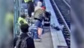 JEZIV SNIMAK SA ŽELEZNIČKE STANICE: Gurnula trogodišnju devojčicu na prugu, prolaznik skočio za njom (VIDEO)