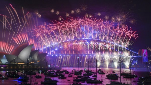СПЕКТАКЛ НА НЕБУ ИЗНАД СИДНЕЈСКЕ ЛУКЕ: Нова година већ стигла у неке делове света (ФОТО/ВИДЕО) СПЕКТАКЛ НА НЕБУ ИЗНАД СИДНЕЈСКЕ ЛУКЕ: Нова година већ стигла у неке делове света (ФОТО/ВИДЕО)