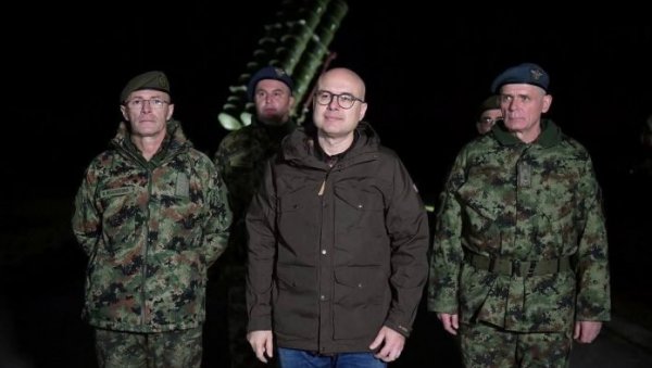 ВОЈСКА СРБИЈЕ НА ЗАДАТКУ, ДА БИ ГРАЂАНИ МИРНО ДОЧЕКАЛИ НОВУ ГОДИНУ: Вучевић и генерал Мојсиловић обишли припаднике 250. ракетне бригаде ВОЈСКА СРБИЈЕ НА ЗАДАТКУ, ДА БИ ГРАЂАНИ МИРНО ДОЧЕКАЛИ НОВУ ГОДИНУ: Вучевић и генерал Мојсиловић обишли припаднике 250. ракетне бригаде