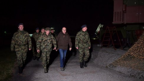 VOJSKA OBAVLJA SVOJE AKTIVNOSTI: Ministar Vučević i general Mojsilović u novogodišnjoj noći obišli pripadnike 250. raketne brigade (FOTO)