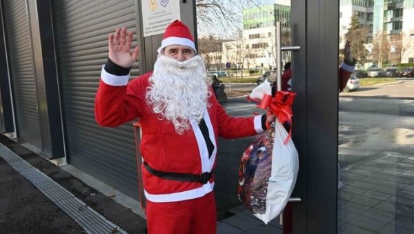 СПАС У ЗАДЊИ ЧАС: Деда Мраз је успешно уз помоћ припадника МУП допремио све поклоне деци (ВИДЕО) СПАС У ЗАДЊИ ЧАС: Деда Мраз је успешно уз помоћ припадника МУП допремио све поклоне деци (ВИДЕО)