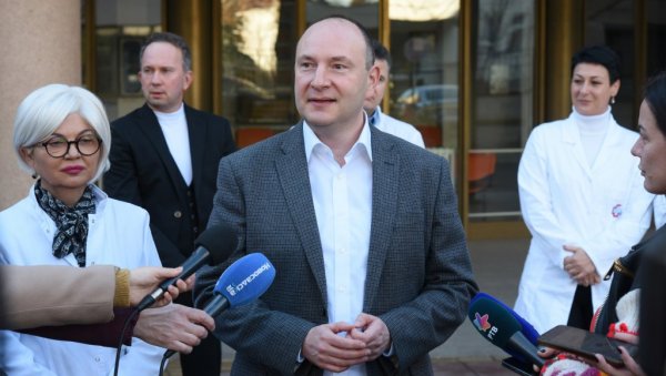 ПРВОРОЂЕНОЈ БЕБИ У НОВОЈ ГОДИНИ 300.000 ДИНАРА: Градоначелник Новог Сада у „Бетанији“ предао поклон ПРВОРОЂЕНОЈ БЕБИ У НОВОЈ ГОДИНИ 300.000 ДИНАРА: Градоначелник Новог Сада у „Бетанији“ предао поклон