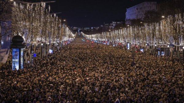 МИЛИОН ЉУДИ НА ЈЕЛИСЕЈСКИМ ПОЉИМА: Уз ватромет са Тријумфалне капије у ново лето (ФОТО) МИЛИОН ЉУДИ НА ЈЕЛИСЕЈСКИМ ПОЉИМА: Уз ватромет са Тријумфалне капије у ново лето (ФОТО)
