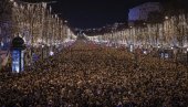 МИЛИОН ЉУДИ НА ЈЕЛИСЕЈСКИМ ПОЉИМА: Уз ватромет са Тријумфалне капије у ново лето (ФОТО) МИЛИОН ЉУДИ НА ЈЕЛИСЕЈСКИМ ПОЉИМА: Уз ватромет са Тријумфалне капије у ново лето (ФОТО)