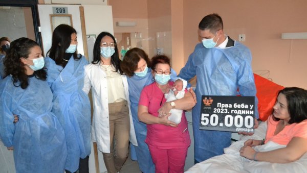 ВУКАШИН ОБРАДОВАО КИКИНЂАНЕ: Првој беби од града 50.000 динара (ФОТО) ВУКАШИН ОБРАДОВАО КИКИНЂАНЕ: Првој беби од града 50.000 динара (ФОТО)