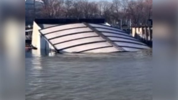 ВОДА ГОТОВО У ПОТПУНОСТИ ПРОГУТАЛА ФРИСТАЈЛЕР: Снимак са стране реке најбоље показује размере хаоса (ВИДЕО) ВОДА ГОТОВО У ПОТПУНОСТИ ПРОГУТАЛА ФРИСТАЈЛЕР: Снимак са стране реке најбоље показује размере хаоса (ВИДЕО)