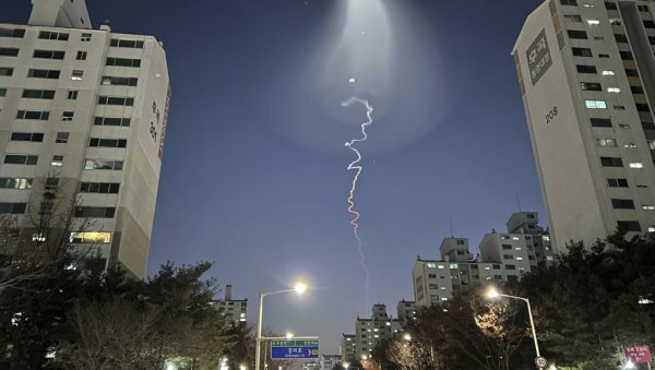 МИСТЕРИОЗНА ПОЈАВА НА НЕБУ: Траг светлости који се спирално шири, сви мислили да је НЛО - сада откривено шта је у питању (ФОТО) МИСТЕРИОЗНА ПОЈАВА НА НЕБУ: Траг светлости који се спирално шири, сви мислили да је НЛО - сада откривено шта је у питању (ФОТО)