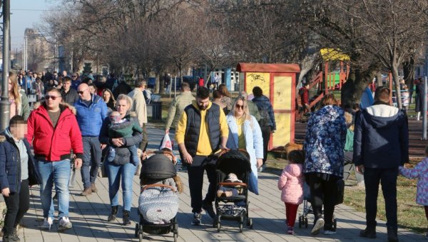 ПРВИ ЈАНУАР - КАО У ПРОЛЕЋЕ: Леп празнични дан измамио грађане Смедерева на улице (ФОТО) ПРВИ ЈАНУАР - КАО У ПРОЛЕЋЕ: Леп празнични дан измамио грађане Смедерева на улице (ФОТО)