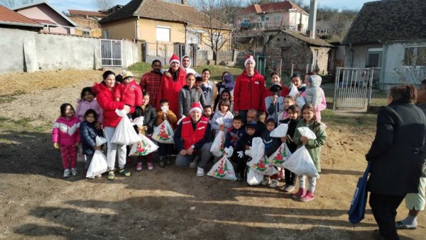 НОВОГОДИШЊА АКЦИЈА СОЛИДАРНОСТИ: Угроженој деци из Пожаревца и Костолца уручено 320 пакетића НОВОГОДИШЊА АКЦИЈА СОЛИДАРНОСТИ: Угроженој деци из Пожаревца и Костолца уручено 320 пакетића
