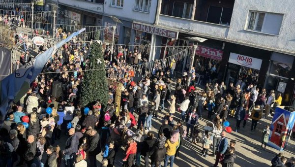 СВИ ЧЕКАЈУ ПРШУТИЈАДУ: Нова година у Лозници почела уз богат програм (ФОТО) СВИ ЧЕКАЈУ ПРШУТИЈАДУ: Нова година у Лозници почела уз богат програм (ФОТО)