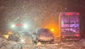 SNEŽNE OLUJE I PADAVINE U KALIFORNIJI: Na severu države naređena evakuacija SNEŽNE OLUJE I PADAVINE U KALIFORNIJI: Na severu države naređena evakuacija