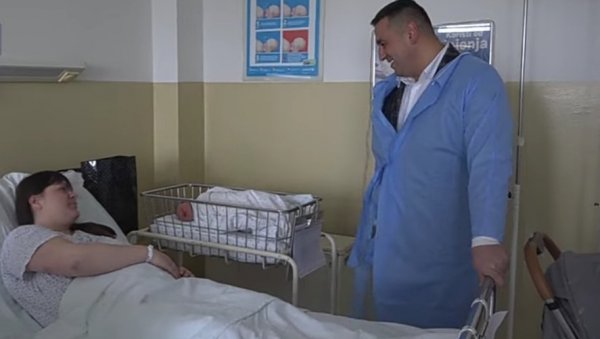 КОЛИЦА ЗА ТРИ ДЕЧАКА И ЈЕДНУ ДЕВОЈЧИЦУ: Поклони за прве бебе рођене у овој години у Косовској Митровици КОЛИЦА ЗА ТРИ ДЕЧАКА И ЈЕДНУ ДЕВОЈЧИЦУ: Поклони за прве бебе рођене у овој години у Косовској Митровици