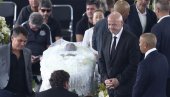 ПРВЕ ФОТОГРАФИЈЕ СА ПЕЛЕОВОГ БДЕЊА: Отворен ковчег са телом краља фудбала ПРВЕ ФОТОГРАФИЈЕ СА ПЕЛЕОВОГ БДЕЊА: Отворен ковчег са телом краља фудбала