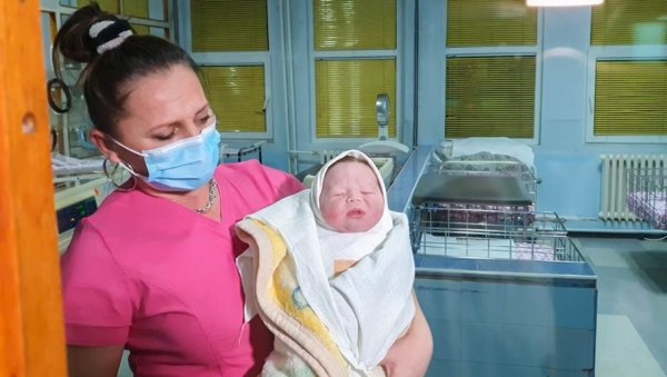 ДАРОВИ ЗА ПРВОРОЂЕНЕ: У Бору, Зајечару и Кладову прве бебе у 2023. дечаци ДАРОВИ ЗА ПРВОРОЂЕНЕ: У Бору, Зајечару и Кладову прве бебе у 2023. дечаци