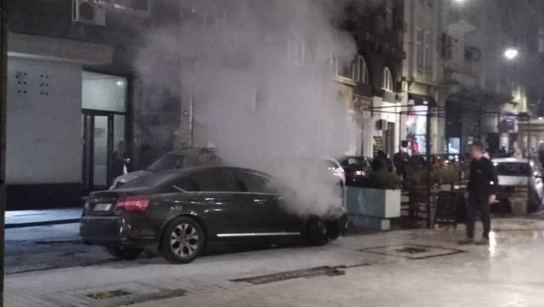 ГУСТ ДИМ У ЦЕНТРУ БЕОГРАДА: Запалио се ауто у Нушићевој, велики број ватрогасаца на терену (ФОТО/ВИДЕО) ГУСТ ДИМ У ЦЕНТРУ БЕОГРАДА: Запалио се ауто у Нушићевој, велики број ватрогасаца на терену (ФОТО/ВИДЕО)