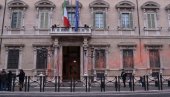 ХАПШЕЊЕ У ИТАЛИЈИ: Еколошки демонстранти просули фарбу на фасаду зграде Сената у Риму ХАПШЕЊЕ У ИТАЛИЈИ: Еколошки демонстранти просули фарбу на фасаду зграде Сената у Риму