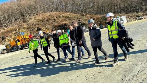 ВЕРУЈЕМ У СРБИЈУ, ВЕРУЈЕМ У РАД: Председник обишао радове на Фрушкогорском коридору (ФОТО) ВЕРУЈЕМ У СРБИЈУ, ВЕРУЈЕМ У РАД: Председник обишао радове на Фрушкогорском коридору (ФОТО)
