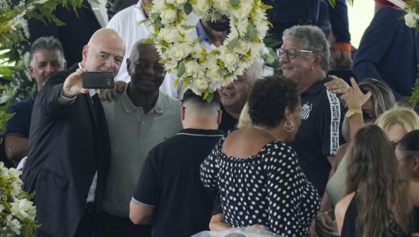 СРАМАН ПОТЕЗ ИНФАНТИНА: Председник ФИФА правио селфи крај ковчега са мртвим Пелеом СРАМАН ПОТЕЗ ИНФАНТИНА: Председник ФИФА правио селфи крај ковчега са мртвим Пелеом