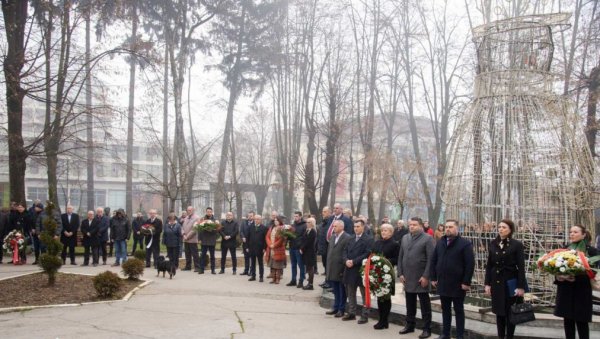 СИМБОЛ ЗАЈЕДНИЧКОГ ЖРТВОВАЊА: Општина Бијело Поље обележила Дан општине и ослобођења СИМБОЛ ЗАЈЕДНИЧКОГ ЖРТВОВАЊА: Општина Бијело Поље обележила Дан општине и ослобођења
