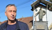 КОСТИ МУ НИКАД НИСУ НАЂЕНЕ: Споменик крајпуташ на улазу у Јагодину подсећа на хероја који је дао живот за Србију (ФОТО) КОСТИ МУ НИКАД НИСУ НАЂЕНЕ: Споменик крајпуташ на улазу у Јагодину подсећа на хероја који је дао живот за Србију (ФОТО)