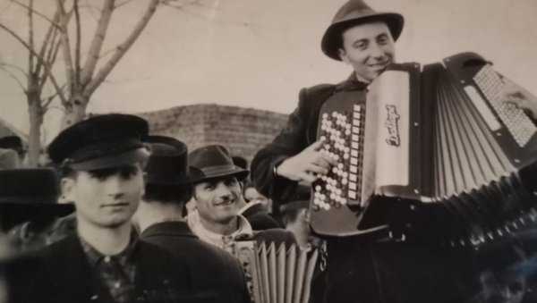 УЗ ХАРМОНИКУ ДОЧЕКУЈЕ 100. РОЂЕНДАН: Животије Богојевић Жоле (98), чувени свирач из Белице код Јагодине, живи са музиком готово читав век УЗ ХАРМОНИКУ ДОЧЕКУЈЕ 100. РОЂЕНДАН: Животије Богојевић Жоле (98), чувени свирач из Белице код Јагодине, живи са музиком готово читав век