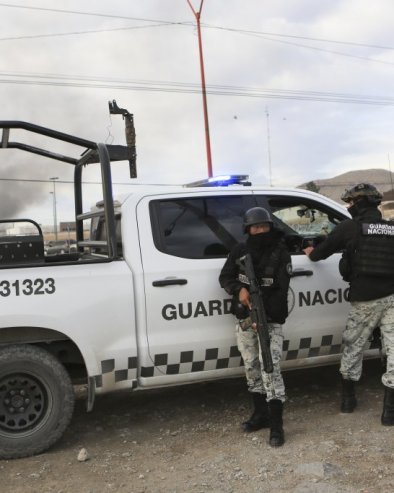 АМЕРИКАНЦИ СЕ ИСКРЦАЛИ У МЕКСИКУ: Допловили чамцима до обале, на лице места стигли камиони са митраљезима (ФОТО)