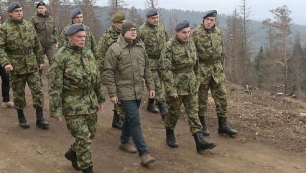 МИНИСТАР ВУЧЕВИЋ ОБИШАО ПРИПАДНИКЕ 126. БРИГАДЕ ВОЈИН: Уручена му макета радара АН/ТПС-70 МИНИСТАР ВУЧЕВИЋ ОБИШАО ПРИПАДНИКЕ 126. БРИГАДЕ ВОЈИН: Уручена му макета радара АН/ТПС-70