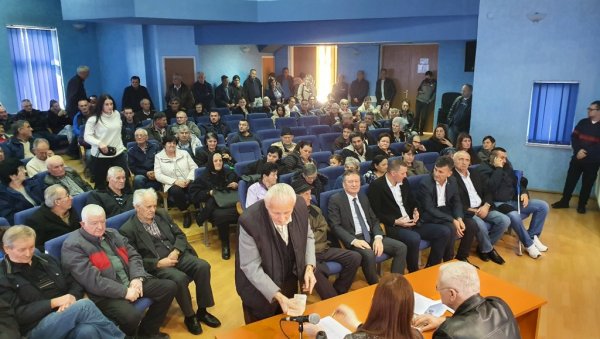 ПОКЛОН ЗА БОЖИЋ: Општина Угљевик обезбедила новчану помоћ за породице погинулих бораца и ратних војних инвалида ПОКЛОН ЗА БОЖИЋ: Општина Угљевик обезбедила новчану помоћ за породице погинулих бораца и ратних војних инвалида
