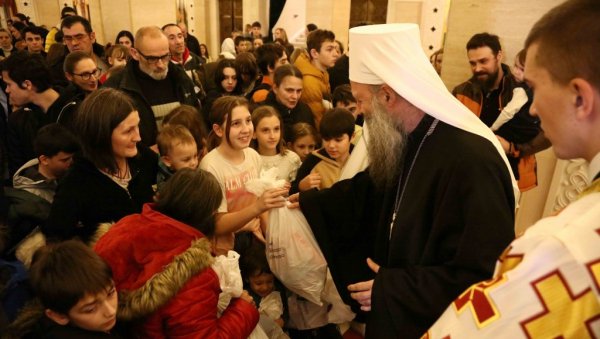 ПАТРИЈАРХ ПОДЕЛИО БОЖИЋНЕ ПАКЕТИЋЕ МАЛИШАНИМА: Знајте да вас воли Бог, не било који, већ онај који је постао дете ПАТРИЈАРХ ПОДЕЛИО БОЖИЋНЕ ПАКЕТИЋЕ МАЛИШАНИМА: Знајте да вас воли Бог, не било који, већ онај који је постао дете