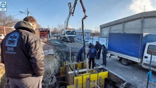 НОВИ БУНАРИ У ПЕТ СЕЛА: На подручју Зрењанина настављају се радови на водоводној и канализационој мрежи (ФОТО) НОВИ БУНАРИ У ПЕТ СЕЛА: На подручју Зрењанина настављају се радови на водоводној и канализационој мрежи (ФОТО)