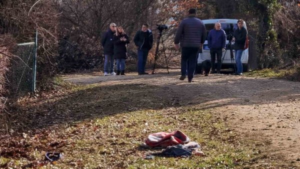 ПОЛИЦИЈА ОБЕЛЕЖАВА МЕСТА НА КОЈИМА СЕ ОСЕЋА КРВ: Капија дворишта из којег су изашли пси доказује да су власнички ПОЛИЦИЈА ОБЕЛЕЖАВА МЕСТА НА КОЈИМА СЕ ОСЕЋА КРВ: Капија дворишта из којег су изашли пси доказује да су власнички